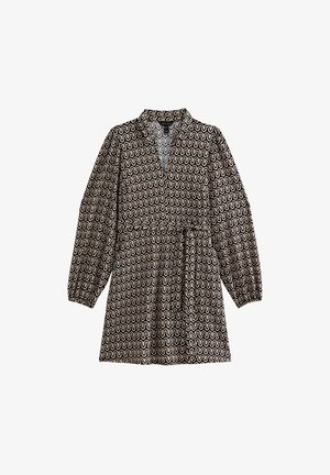 Czarna sukienka z falistym białym wzorem, z długimi bufiastymi rękawami, zapinana na krzyż i z dopasowanym paskiem w talii.