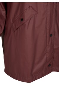 Bordový, voděodolný kabát s matným povrchem, s klopovou kapsou a černými patentkami na přední straně pro zapínání a ozdobu.