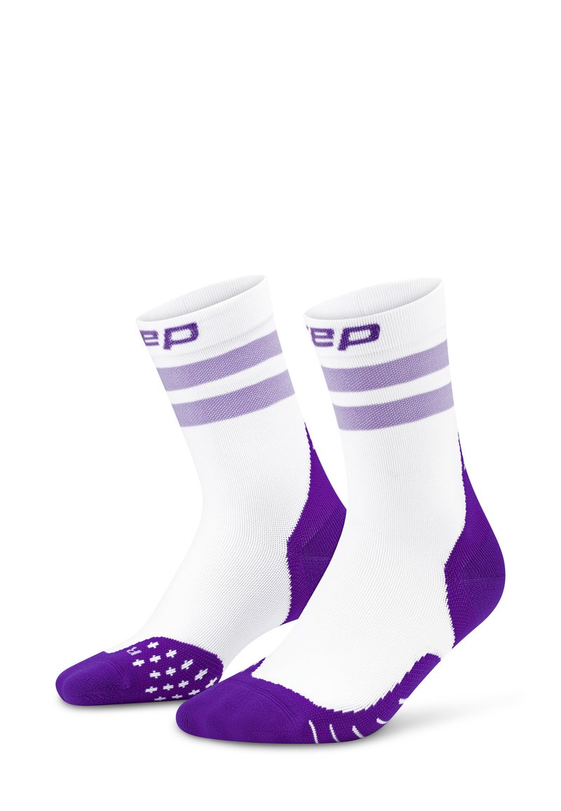 Calzini sportivi bianchi con accenti viola, due strisce viola nella parte superiore e schemi antiscivolo sulle suole per una maggiore trazione.