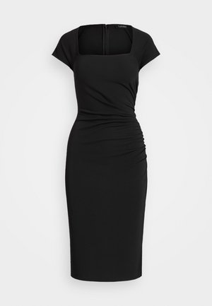 Robe noire ajustée avec des manches courtes et à capuchon, décolleté carré et détails froncés à la taille. Tissu lisse et fermeture éclair dissimulée au dos.