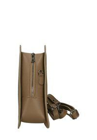 Borsa a spalla in pelle color cuoio con chiusura a zip, design verticale snello e tracolla regolabile. Presenta una superficie testurizzata e accenti in metallo.