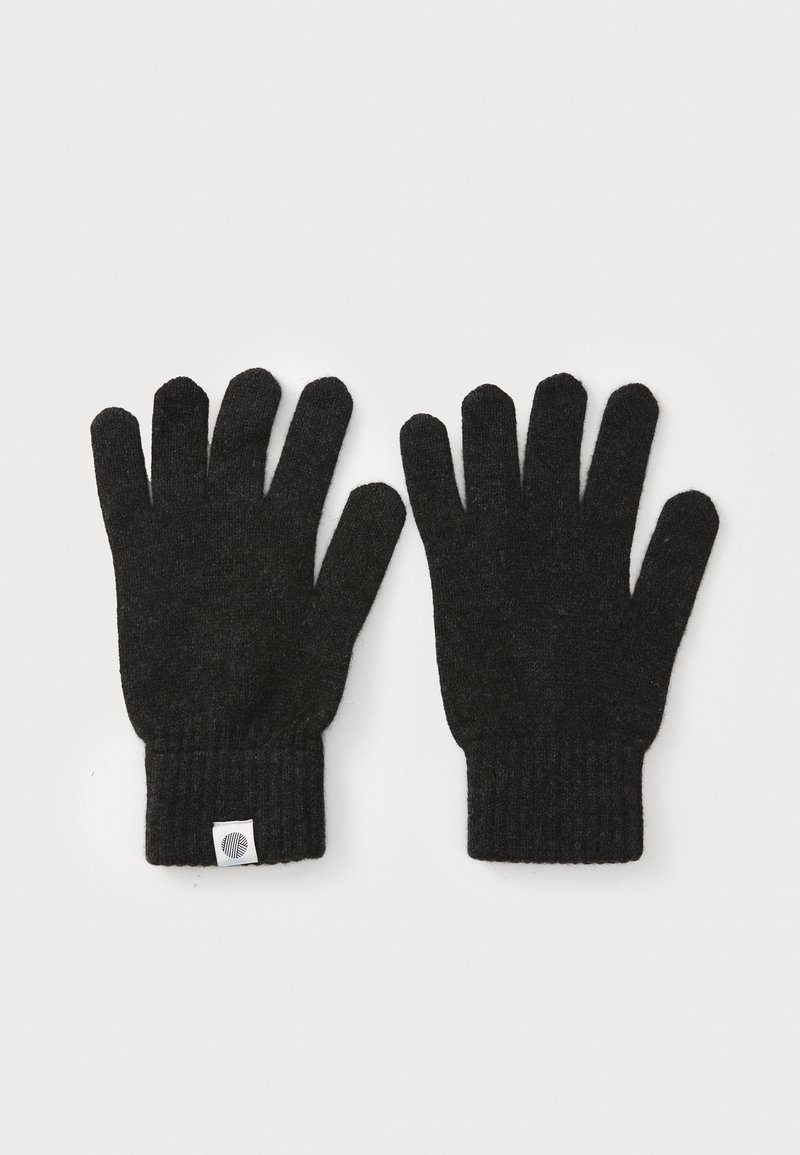 Guantes de lana negros con cinco dedos, puños acanalados y una pequeña etiqueta con un diseño circular en una de las muñecas. Textura suave y forma ajustada.