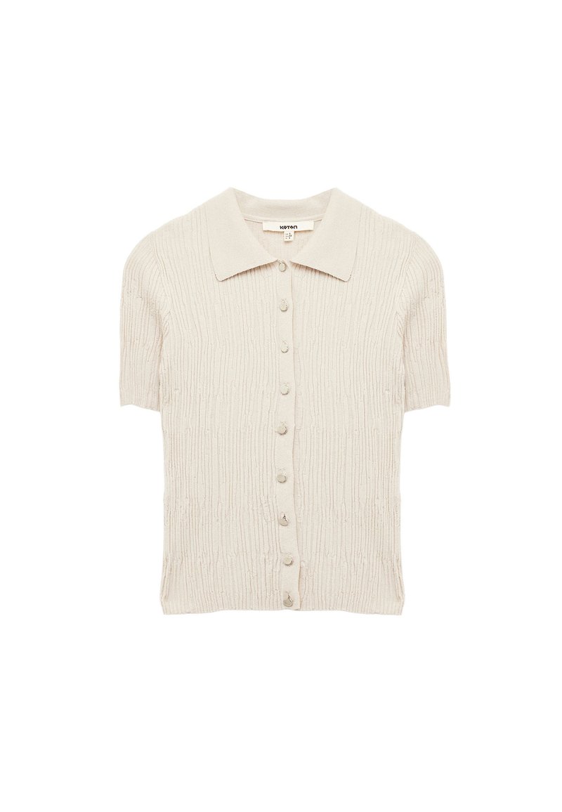 Korte mouwen, lichtbeige gebreide cardigan met een geribbelde textuur, een kraag en knoopsluitingen aan de voorkant. Zachte stof met subtiele details.