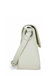Borsa in pelle color crema con una forma triangolare strutturata, tracolla regolabile e dettagli in metallo argentato.