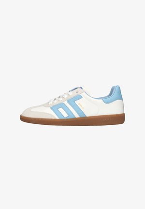Witte sneaker met blauwe accenten, suède neuskap en gestructureerde rubberen zool. Voorzien van een diagonale streep en "BACK 70" branding.