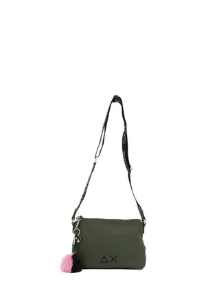 Borsa a tracolla verde oliva con logo nero, materiale testurizzato, chiusura con zip e charm a pom-pom staccabile rosa e nero. Spallaccio regolabile.