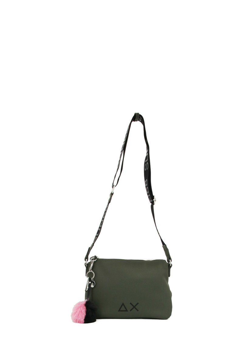 Borsa a tracolla verde oliva con logo nero, materiale testurizzato, chiusura con zip e charm a pom-pom staccabile rosa e nero. Spallaccio regolabile.