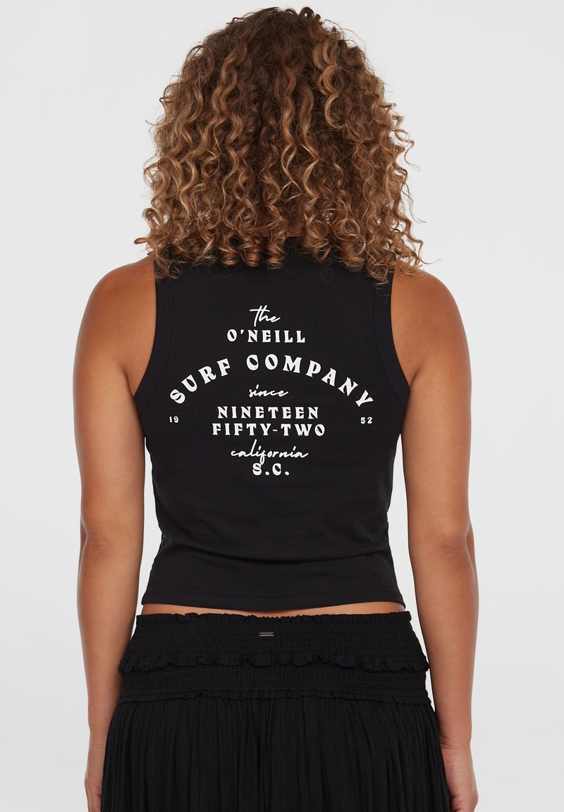 Svart ärmlös tanktop med fet vit text på baksidan som visar "O'Neill Surf Company" tillsammans med etableringsdatum och platsinformation.