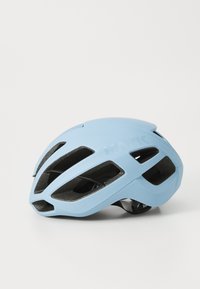 Un casque de cyclisme léger de couleur bleue avec un design aérodynamique et des ouvertures de ventilation, posé sur un fond simple.