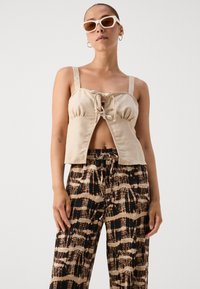 ONLY Petite ONLHILLERY - Kelnės - black/brown tie dye