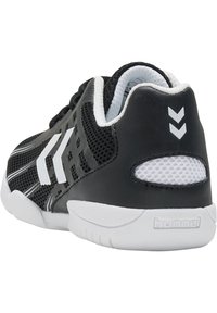 Schwarzer Sportschuh aus Mesh- und synthetischen Materialien mit weißen Akzenten und einer strukturierten Sohle. Verfügt über einen gepolsterten Schaft und ein Logodetail.