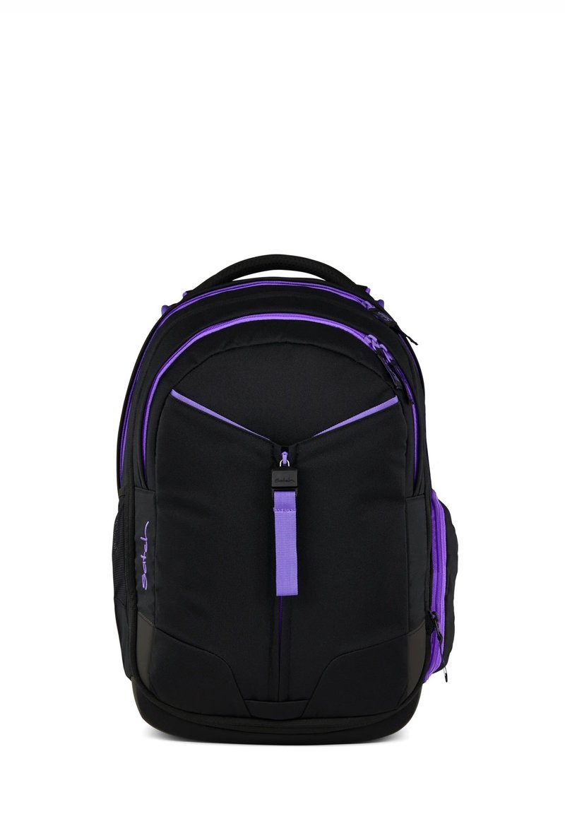 Sac à dos noir avec des accents violets, doté de plusieurs compartiments zippés, d'un dos rembourré et de bretelles réglables. La texture du tissu est lisse.