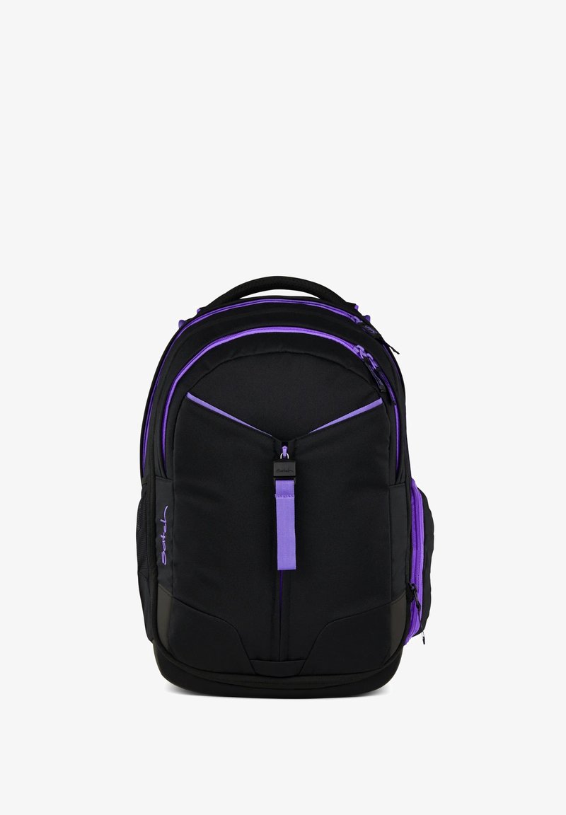 Sac à dos noir avec des accents violets, doté de plusieurs compartiments zippés, d'un dos rembourré et de bretelles réglables. La texture du tissu est lisse.