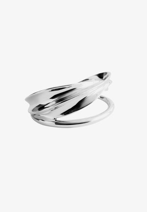 Anillo de plata pulida con un diseño de banda ancha y torcida que crea una superficie lisa y reflectante.