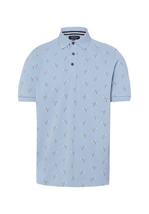 Lichtblauw poloshirt met korte mouwen, kraag en knoopsluiting, bedrukt met kleine witte en donkerblauwe haaienillustraties.