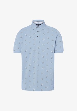 Lichtblauw poloshirt met korte mouwen, kraag en knoopsluiting, bedrukt met kleine witte en donkerblauwe haaienillustraties.