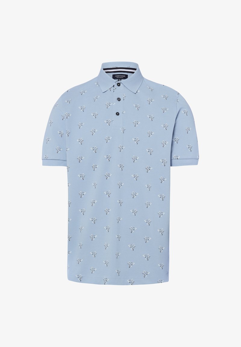 Hellblaues Polo-Shirt mit kurzen Ärmeln, Kragen und Knopfleiste, gemustert mit kleinen weißen und dunkelblauen Hai-Illustrationen.