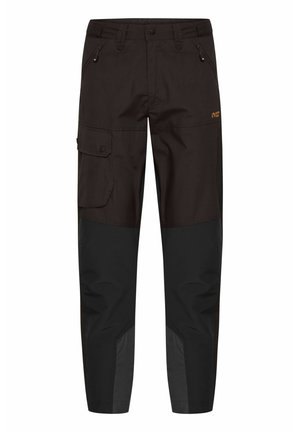 Pantaloni cargo neri con un taglio ampio, dotati di pannelli rinforzati nella parte inferiore, numerose tasche e un accento arancione con il logo sulla vita.