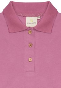 Polo rosa realizzato in morbido tessuto, con colletto a costine e tre bottoni in legno sul davanti. L'etichetta riporta "greenjama, made in Portogallo."