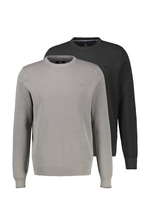 Dwa swetry z dzianiny o okrągłym dekolcie, jeden jasnoszary z przodu, drugi czarny z tyłu, oba z długimi rękawami i delikatnymi wzorami w strukturze.