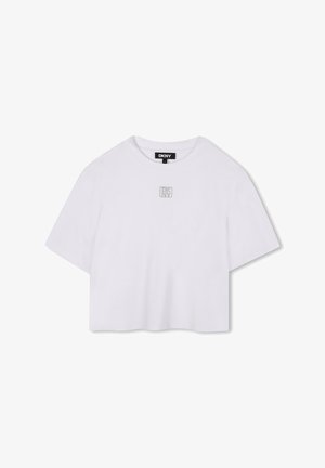 Camiseta blanca cropped de algodón, con cuello redondo y mangas cortas y anchas. Incluye un sutil logo gris de DKNY en la parte frontal.