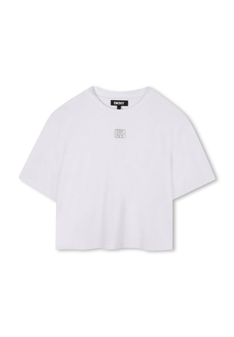 Camiseta blanca cropped de algodón, con cuello redondo y mangas cortas y anchas. Incluye un sutil logo gris de DKNY en la parte frontal.