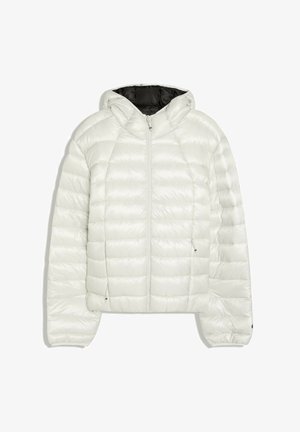 Weiße Steppjacke mit Kapuze und Frontreißverschluss, mit horizontaler Steppung und seitlichen Reißverschlusstaschen, gezeigt vor einem schlichten weißen Hintergrund.