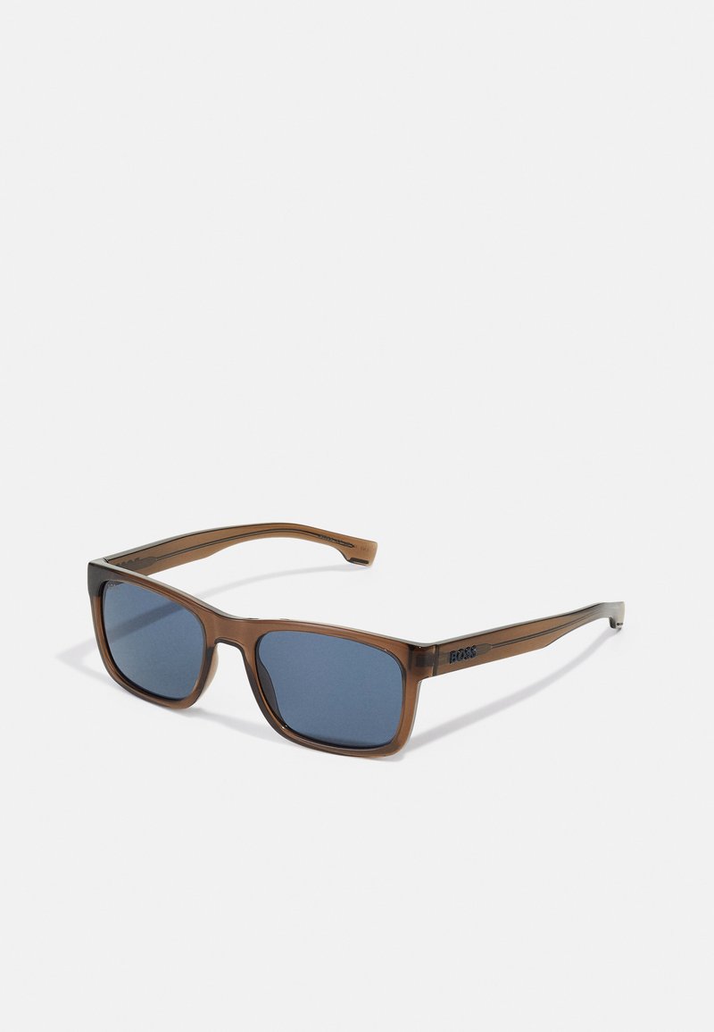 Braune Kunststoffsonnenbrille mit rechteckigen Gläsern und blau getönten Gläsern. Verfügt über schlanke Bügel mit dezentem Branding an den Schläfen.