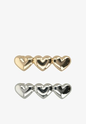 Set di due accessori per capelli caratterizzati da tre forme a cuore metalliche ciascuno, uno in oro e uno in argento. Superficie liscia e finitura riflettente.