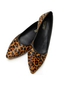Des ballerines à bout pointu en tissu léopard, avec une bordure élastique noire et une doublure intérieure lisse, présentant un extérieur texturé et motif.