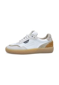 Sneaker bianca in pelle con accenti beige e tan, superficie testurizzata, dettagli perforati e suola in gomma flessibile. Lacci fissati con occhielli in metallo.