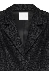 Schwarzes Blazer mit einem strukturierten Blumendesign, ausgestattet mit einem Reverskragen und glatter Satin-Futter. Das Etikett trägt die Aufschrift "NA-KD".