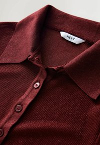 Unselected, burgundy