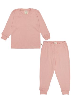 Maglietta a maniche lunghe in cotone rosa affiancata da pantaloni da pigiama abbinati con vita elastica e polsini, con un piccolo etichetta sul lato della maglietta.