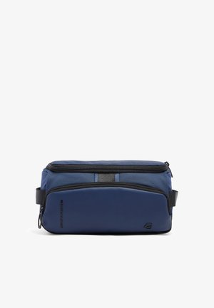 Bolsa de aseo azul rectangular con dos compartimentos con cremallera y asas laterales negras, apoyada sobre un fondo blanco.
