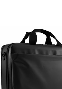Borsa per laptop nera realizzata in materiale resistente all'acqua e durevole. Presenta manici, una chiusura con cerniera e una tasca frontale per riporre oggetti.