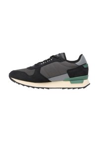 Zapatillas que combinan ante negro y malla gris, con un acento verde, una entresuela gruesa de color blanco roto y una suela texturizada.