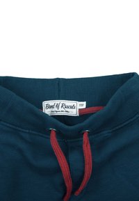 Teal ribbad hoodie med röd dragsko. Har en etikett "Band of Rascals." Mjuk tygstruktur, avslappnad design.