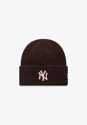 Cappello a maglia marrone scuro con risvolto, caratterizzato da un logo New York Yankees rosa chiaro ricamato sul davanti.