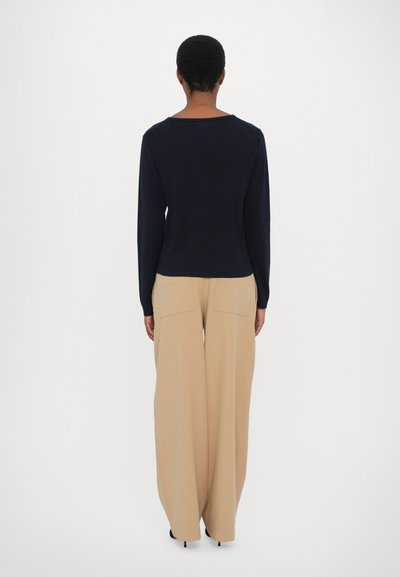 CLOSED V NECK LONG SLEEVE - Džemperis - dark night