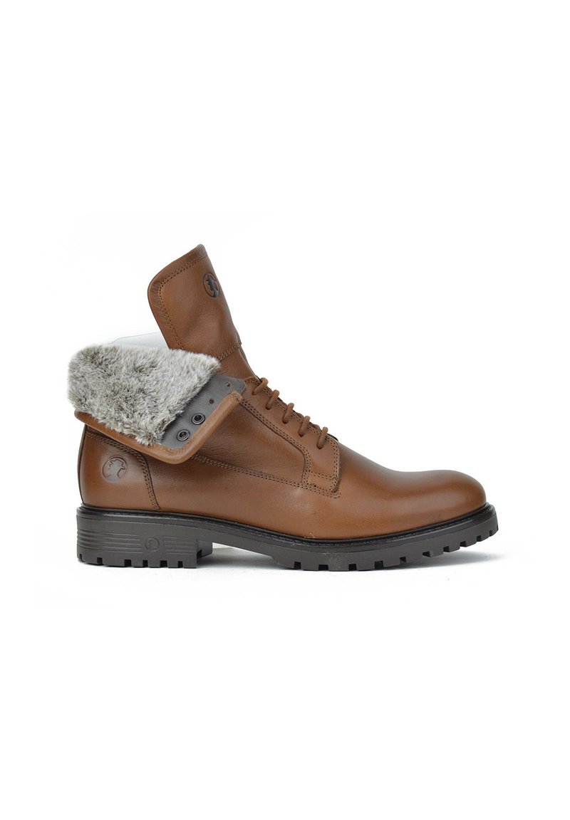 Bota de cuero marrón con un cuello de piel de lanas gris plegado, ojales de metal y una suela de goma negra texturizada, diseñada para la durabilidad y la comodidad.