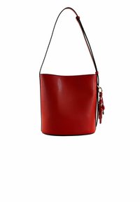 Rote Lederbeuteltasche mit glatter Textur, einem schwarzen Schulterriemen und einem dekorativen Quastenakzent, mit minimalistischem Design.