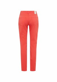 Pantalons droit de couleur corail en coton avec une texture lisse, comportant deux poches arrière et une étiquette à la taille.