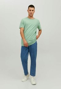 Jack & Jones EBASHER O-NECK SS - T-shirt basic - granite green