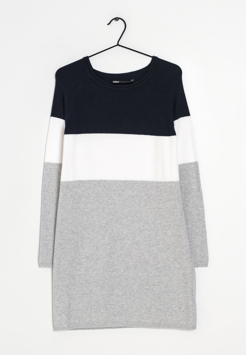 Robe en maille à manches longues avec blocs de couleurs bleu marine, blanc et gris, suspendue à un cintre noir sur un fond blanc.