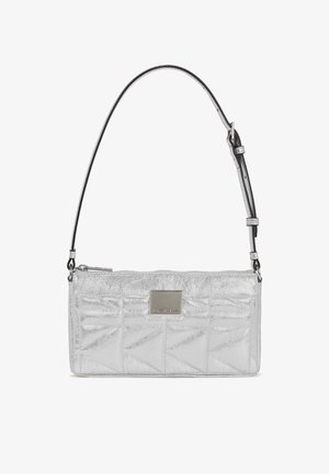 Stříbrná prošívaná kabelka obdélníkového tvaru, se zipovým uzávěrem a odnímatelným ramenním popruhem. Na přední straně se nachází kovová logo destička.