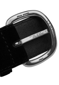 Czarny zamszowy pasek z kwadratową klamrą ze srebrnej mosiądzu. Na klamrze wygrawerowane napisy "LA MANIA" i "SOLID BRASS", a także widoczne są akcenty.