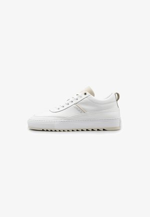Witte leren sneakers met een textuur bovenkant, dikke rubberen zool en beige accenten; heeft ronde veters en een lus aan de hiel.