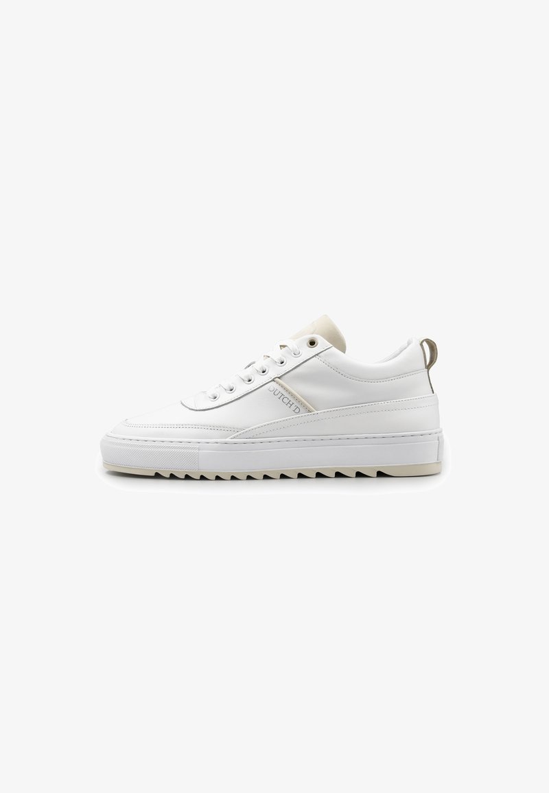 Witte leren sneakers met een textuur bovenkant, dikke rubberen zool en beige accenten; heeft ronde veters en een lus aan de hiel.