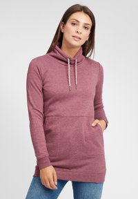 Långärmad, hooded sweatshirt i en vinröd melerad trikå. Har en känguru ficka och dragsko med metallspetsar. Avslappnad passform.